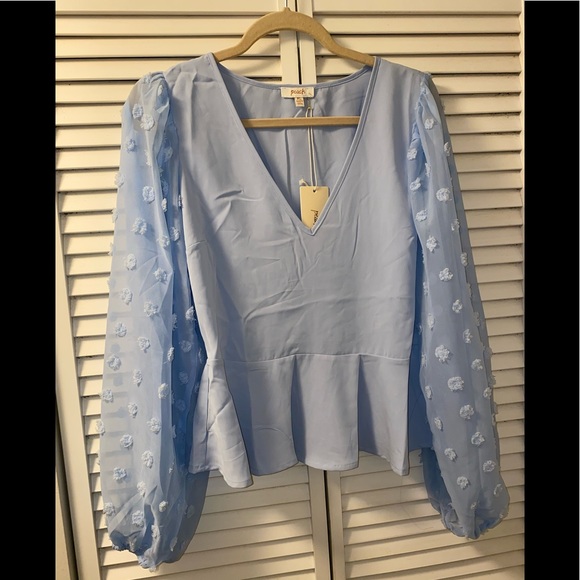 🔥Peach v-neck top.🔥 - Picture 3 of 5